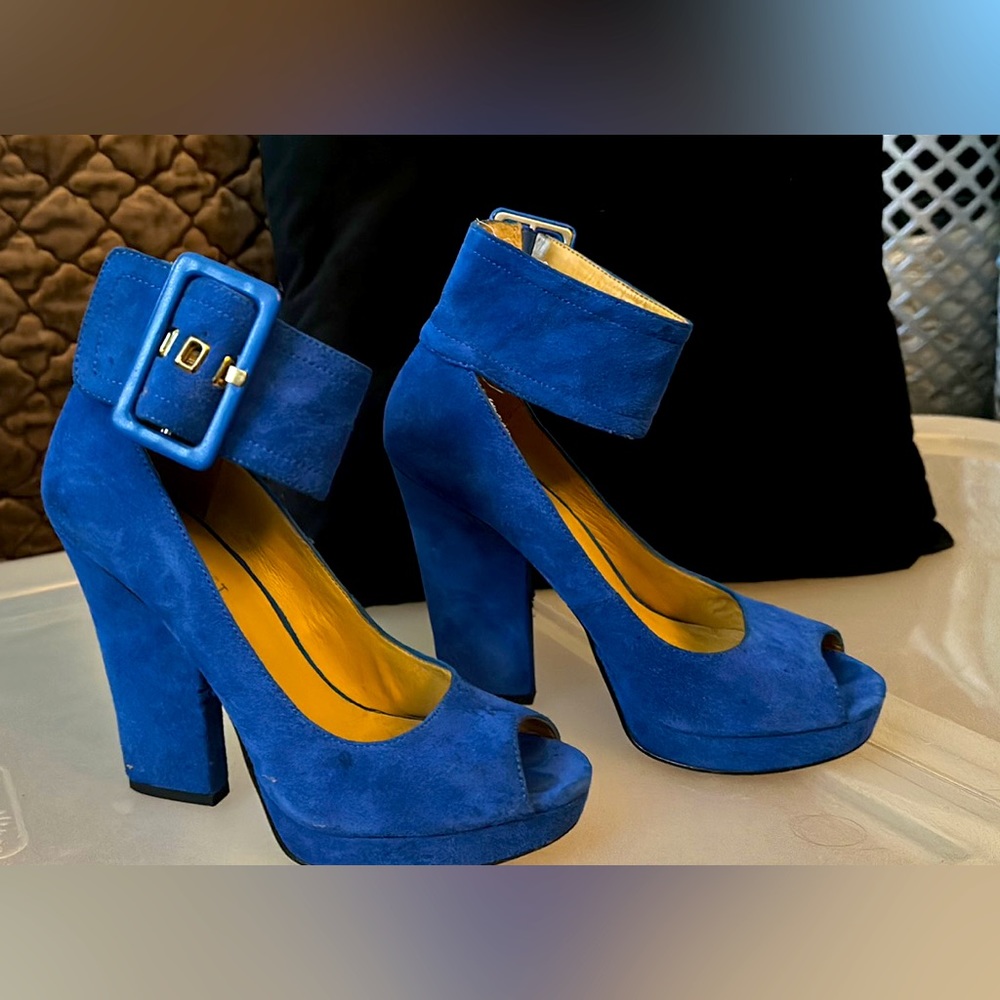 Nine west pumps - suede beautiful electric blue like new upper.
